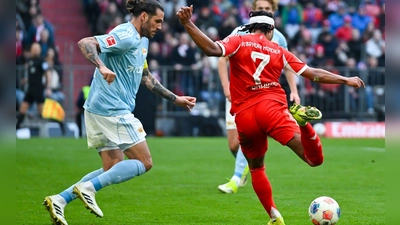 Union-Kapitän Christopher Trimmel (l) konnte Bayerns Doppeltorschützen Serge Gnabry nicht nur in dieser Szene nicht stoppen. (Foto: Sven Hoppe/dpa)