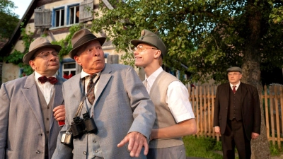 Die Dorfbewohner wollen herausfinden, was es mit dem Sommergast auf sich hat: eine Szene mit Johannes Szilvássy, Peter Pruchniewitz in der Titelrolle, Silas Hutzler und Andreas Batna (von links). (Foto: Andreas Riedel)