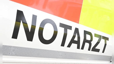 Der Rettungsdienst konnte den Forstarbeiter zunächst wiederbeleben. (Symbolbild) (Foto: Bernd Weißbrod/dpa)