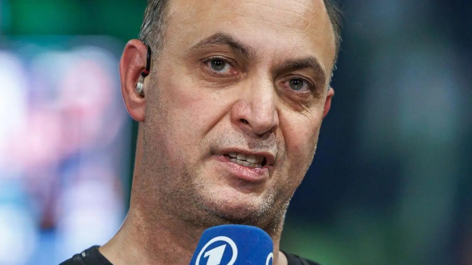 Bob Hanning bekommt die Wut der Fans klar zu spüren.  (Foto: Andreas Gora/dpa)