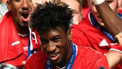 Kingsley Coman mit dem Champions-League-Pokal 2020 in Lissabon. (Foto: Michael Regan/Getty Images via UEFA/dpa)