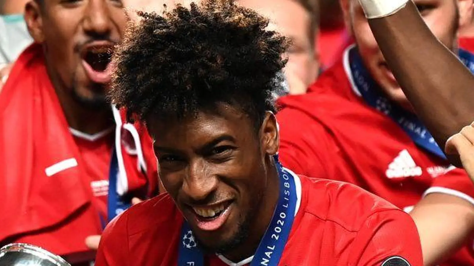 Kingsley Coman mit dem Champions-League-Pokal 2020 in Lissabon. (Foto: Michael Regan/Getty Images via UEFA/dpa)