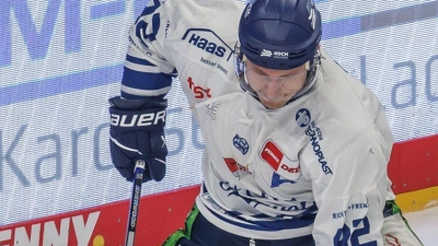 Marcel Brandt (l.) trägt auch künftig das Trikot der Straubing Tigers. (Archivbild) (Foto: Andreas Gora/dpa)