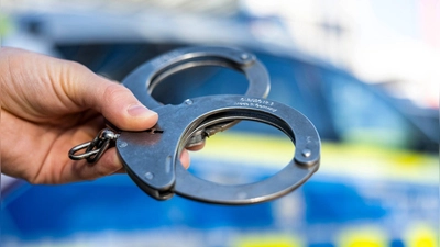 Die 41-jährige verdächtige Person wurde von der Polizei festgenommen. (Symbolbild) (Foto: David Inderlied/dpa)