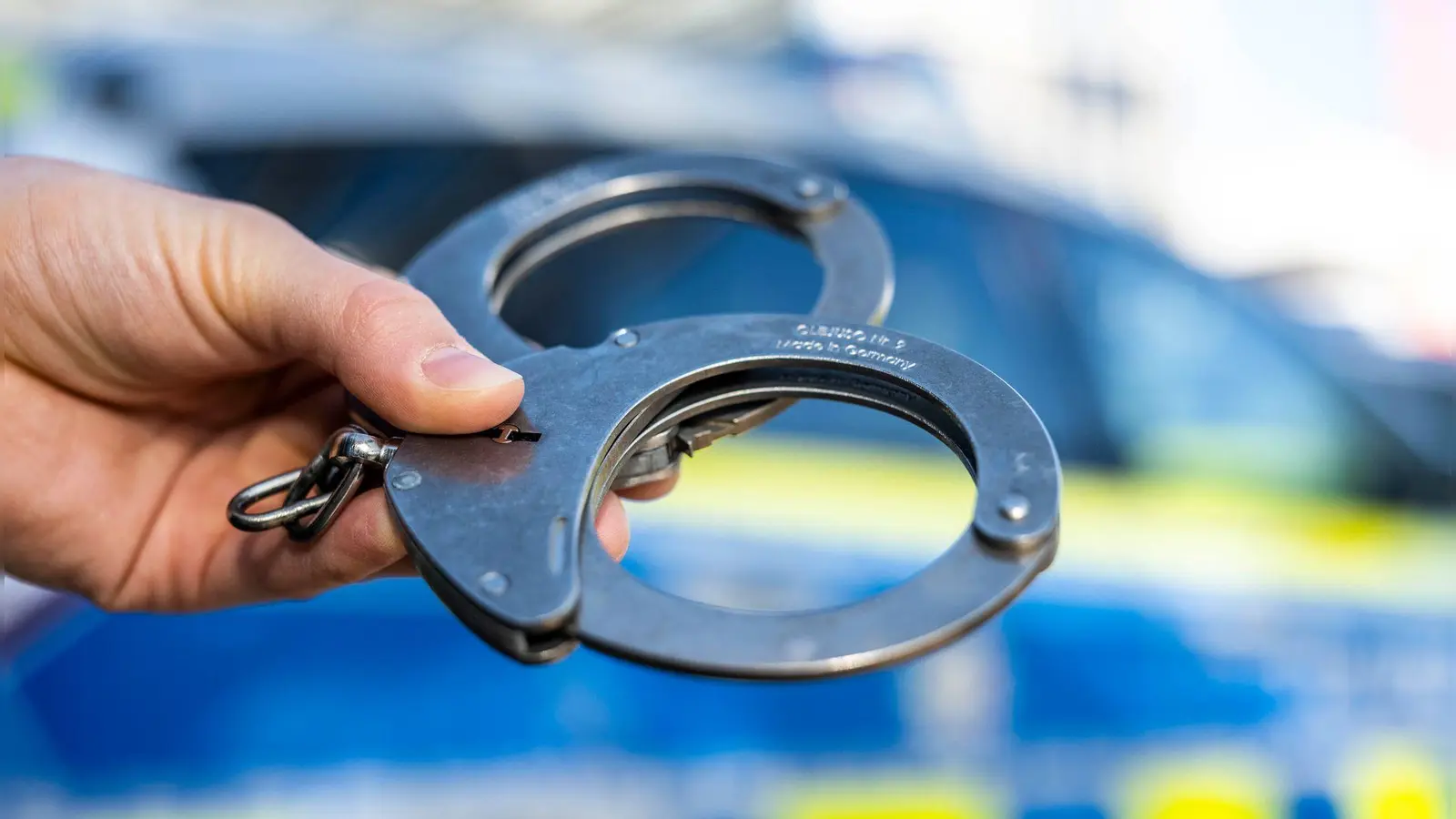 Die 41-jährige verdächtige Person wurde von der Polizei festgenommen. (Symbolbild) (Foto: David Inderlied/dpa)