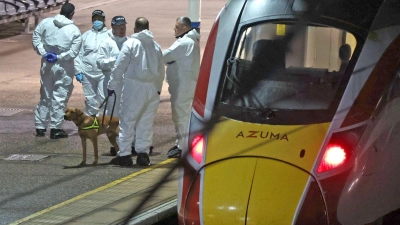 Ein Mitarbeiter der Bahn wurde bei dem Angriff zum Helden. (Foto: Chris Radburn/PA Wire/dpa)