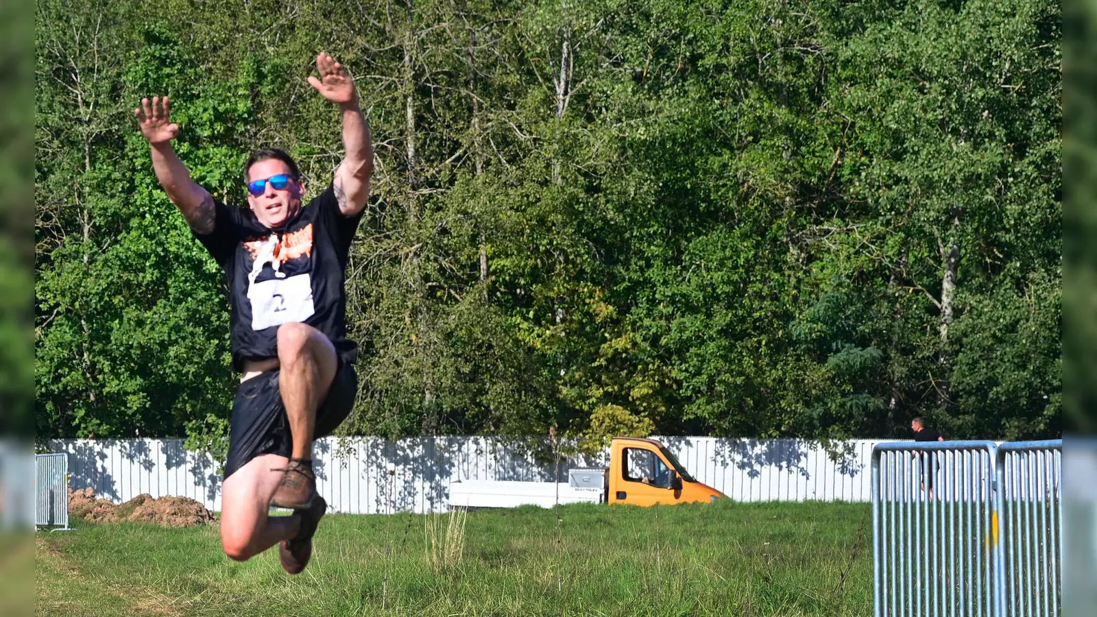 Durch Wasserlöcher und andere Hindernisse hindurch mussten sich die Teilnehmer des „Ansbogger Challenge Fun Run” kämpfen. (Foto: Jim Albright)