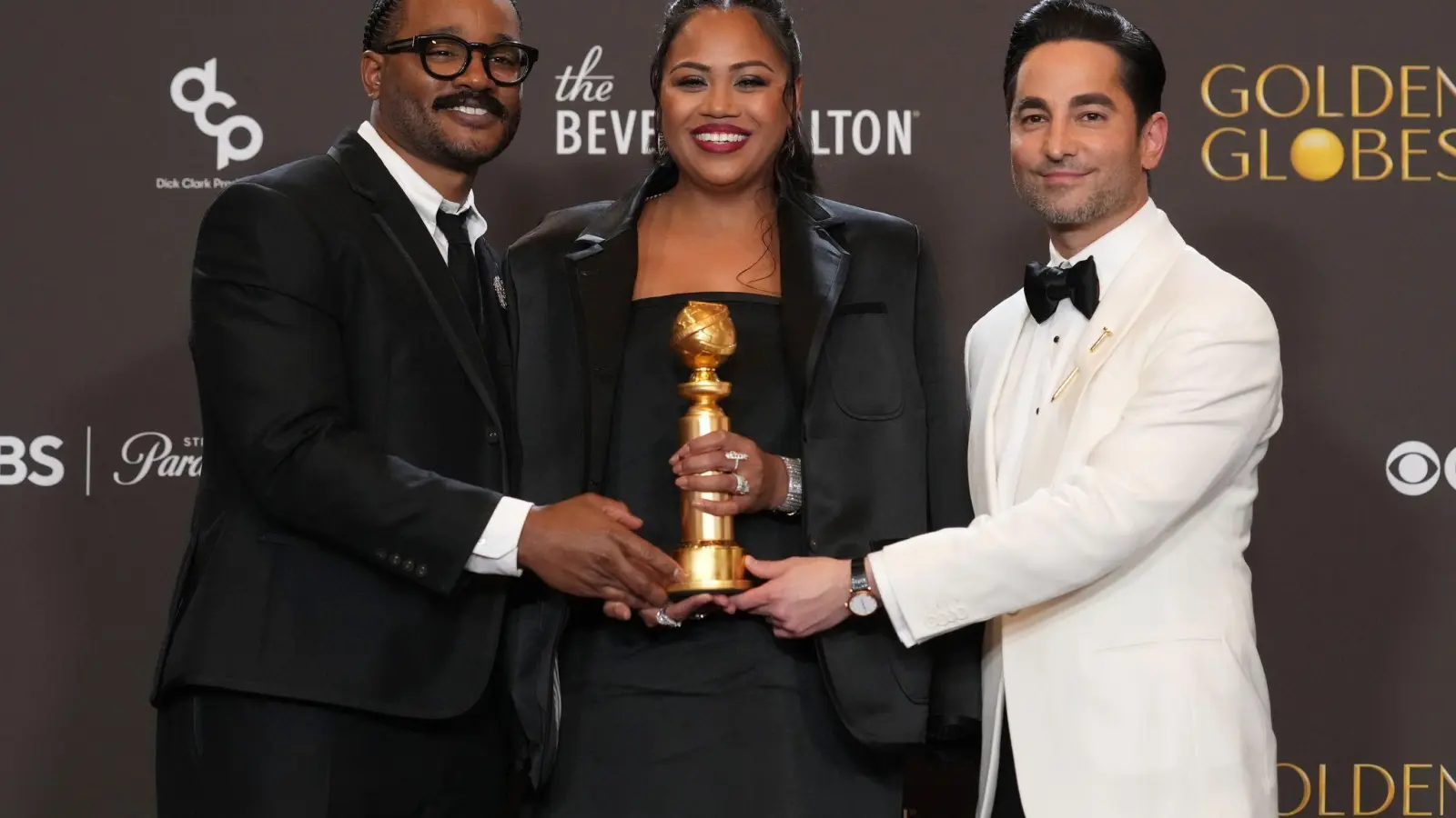 Ryan Coogler (l-r) und die Produzenten Zinzi Evans und Sev Ohanian vom Film „Sinners“ bei den Globes. (Archivbild) (Foto: Chris Pizzello/Invision/AP/dpa)