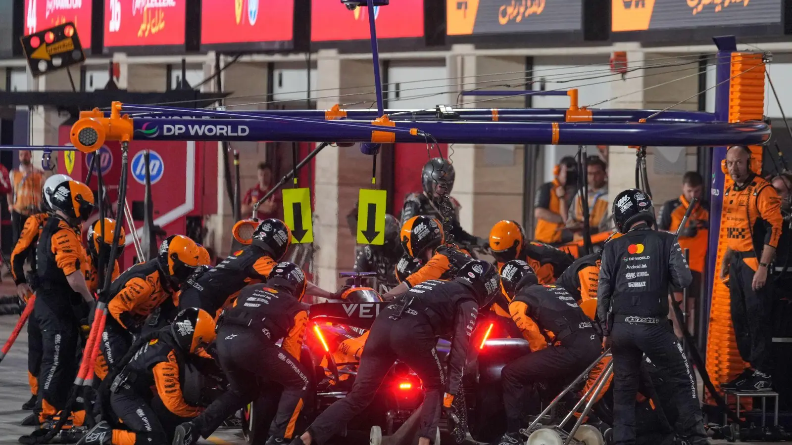 Die Lampen brennen in bisschen bei McLaren.   (Foto: Altaf Qadri/AP POOL/AP/dpa)