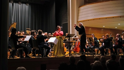 Aufwühlend: Die Württembergische Philharmonie Reutlingen unter Mario Venzago und die Solistin Ana de la Vega führen das Flötenkonzert von Elżbieta Sikora auf. (Foto: Elke Walter)