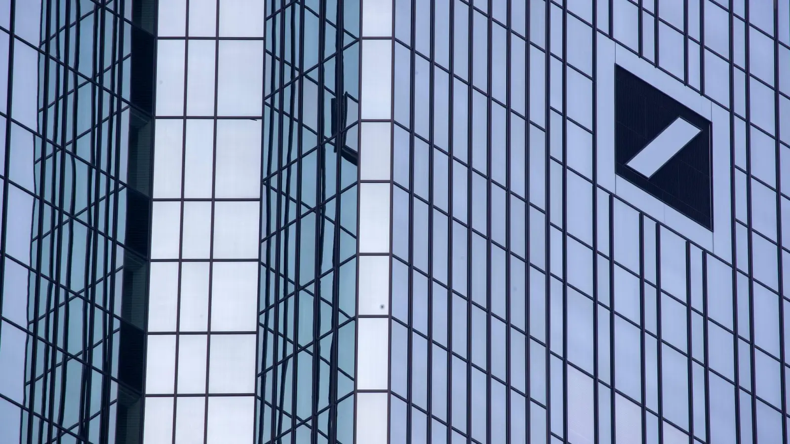 Im dritten Quartal verzeichnet die Deutsche Bank einen Gewinnrückgang. (Foto: Helmut Fricke/dpa)