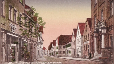 So sah die Bamberger Straße im Jahr 1920 aus. Ganz rechts befindet sich das Rathaus. Vom Seiteneingang erfolgte seinerzeit der Zugang dazu. Bis zum Brand 1947 sind die Säulen dort gestanden. Entdeckt hat Walter Tropper die Postkarte im Archiv des Geschichts- und Heimatvereins: Sie stammt aus dem Ansichtsalbum des Verlags L. Assel, welcher in der Wilhelmstraße einen Buchladen betrieb.  (Foto: Geschichts- und Heimatverein)