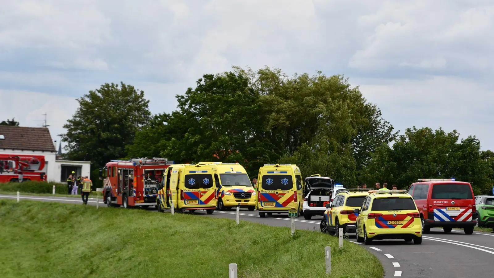 Drei Menschen kamen bei dem Unfall ums Leben, darunter zwei Kinder. (Foto: ---/PROVICOM/ANP/dpa)