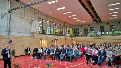 Wo normalerweise Sportveranstaltungen stattfinden, wurde der Kongress eröffnet. Das Foto entstand beim Vortrag von Dr. Yair Mamon aus Israel, Präsident der Europäischen TCM-Dachorganisation (links). (Foto: Jürgen Binder)