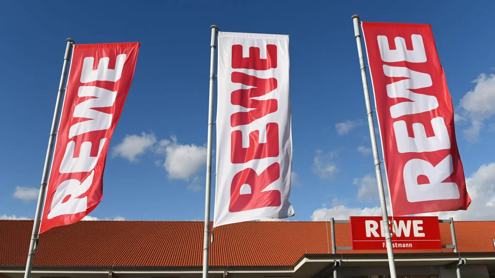 Bei Rewe sind die Gläser von „Rewe Bio“ mit Mindesthaltbarkeitsdatum bis einschließlich 06.01.2025 betroffen, bei Penny die der Eigenmarke „Naturgut“ mit Haltbarkeit bis einschließlich 17.04.2024. (Foto: Uwe Zucchi/dpa)