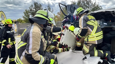 Eine eingeklemmte Person wird hier aus einem verunglückten Auto im Rahmen der „Bauereiß Rescue Xperience” von Feuerwehrkräften „gerettet”. (Foto: Ute Niephaus)