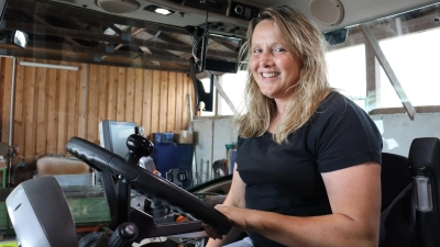 Schlepperfahren gehörte für Dagmar Thauer schon als Jugendliche dazu. Heute macht sie es immer noch gern. (Foto: Antonia Müller)