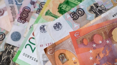 Ein 26-Jähriger fiel am Sonntag auf einen Trickbetrug rein. Er tauschte mit einem Unbekannten 400 Euro gegen alte weißrussische Rubel. (Symbolbild: Sven Hoppe/dpa)