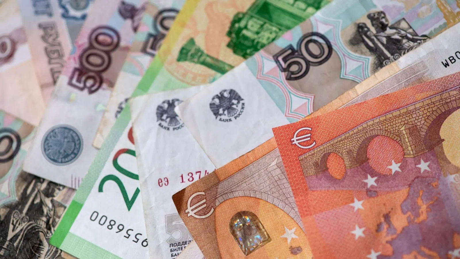 Ein 26-Jähriger fiel am Sonntag auf einen Trickbetrug rein. Er tauschte mit einem Unbekannten 400 Euro gegen alte weißrussische Rubel. (Symbolbild: Sven Hoppe/dpa)