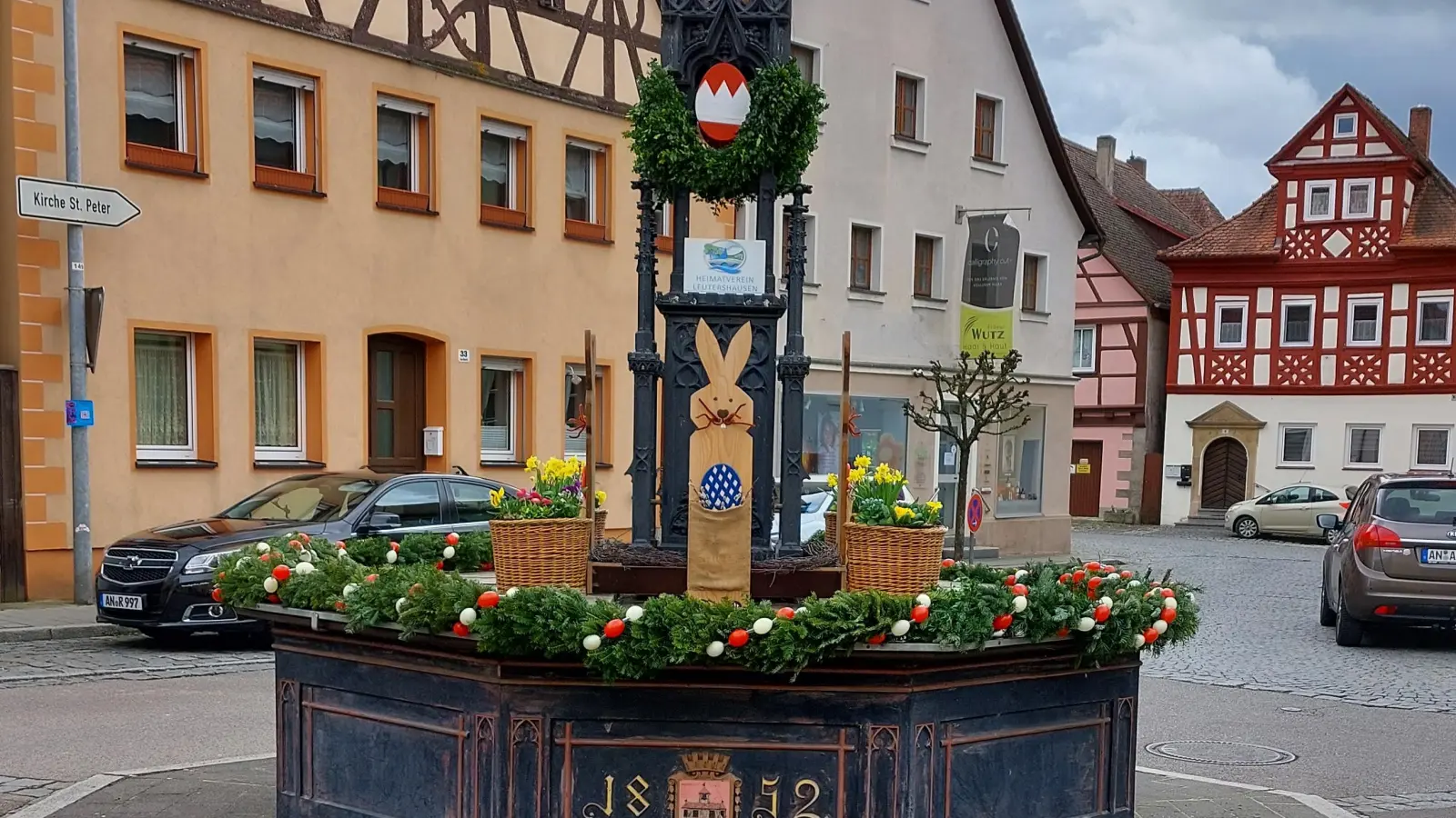 Der Heimatverein Leutershausen hat den Röhrenbrunnen ebenfalls schon geschmückt. Bei einer kleinen Einweihungsfeier sang sogar der Kinderchor des Gesangvereins Leutershausen. (Foto: Erna Ulrich)