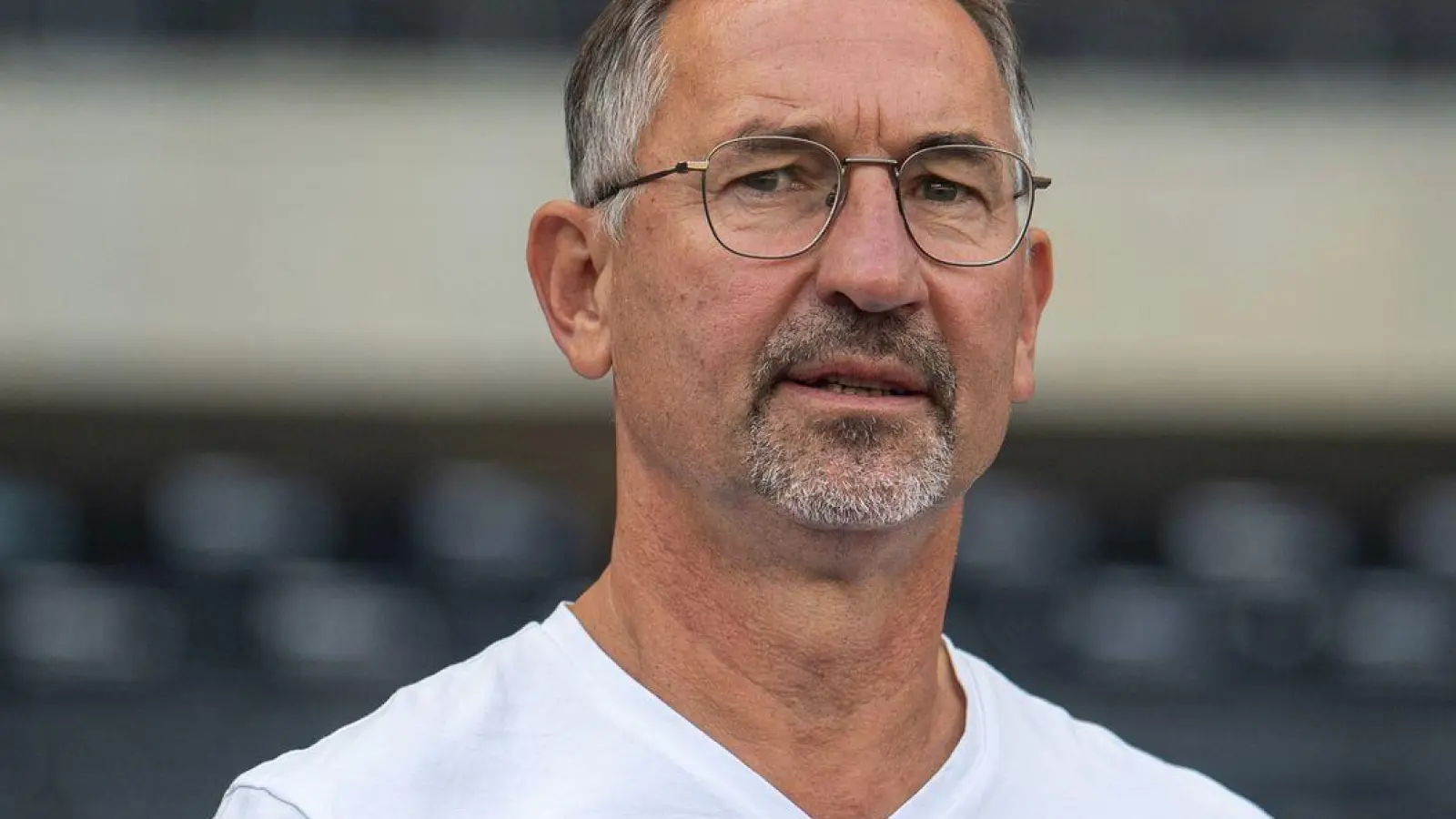 Nicht länger Sportchef in Regensburg: Achim Beierlorzer. (Archivbild) (Foto: Sebastian Räppold/Matthias Koch/dpa)