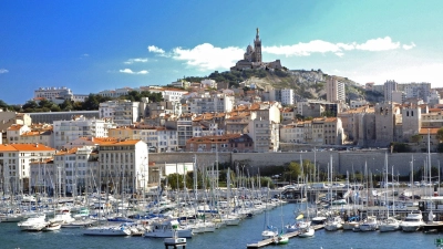 Über dem alten Hafen von Marseille thront die Wallfahrtskirche Notre Dame de la Garde. (Foto: Jens Schierenbeck/dpa-tmn)