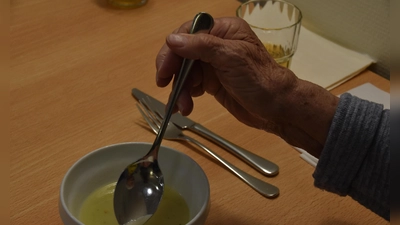 Die Zahl der Menschen, die Hilfe brauchen, wird in der immer älter werdenden Bevölkerung weiter steigen. Was brauchen Pflegebedürftige? Was wollen Familien? (Symbolbild: Silvia Schäfer)