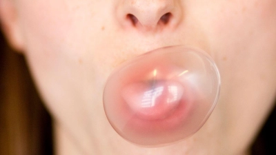 Ein Rauchstopp geht oft mit der Frage einher: Wie halte ich meinen Mund nun beschäftigt? Eine Idee: ein (Nikotin-)Kaugummi.  (Foto: Rolf Vennenbernd/dpa/dpa-tmn)