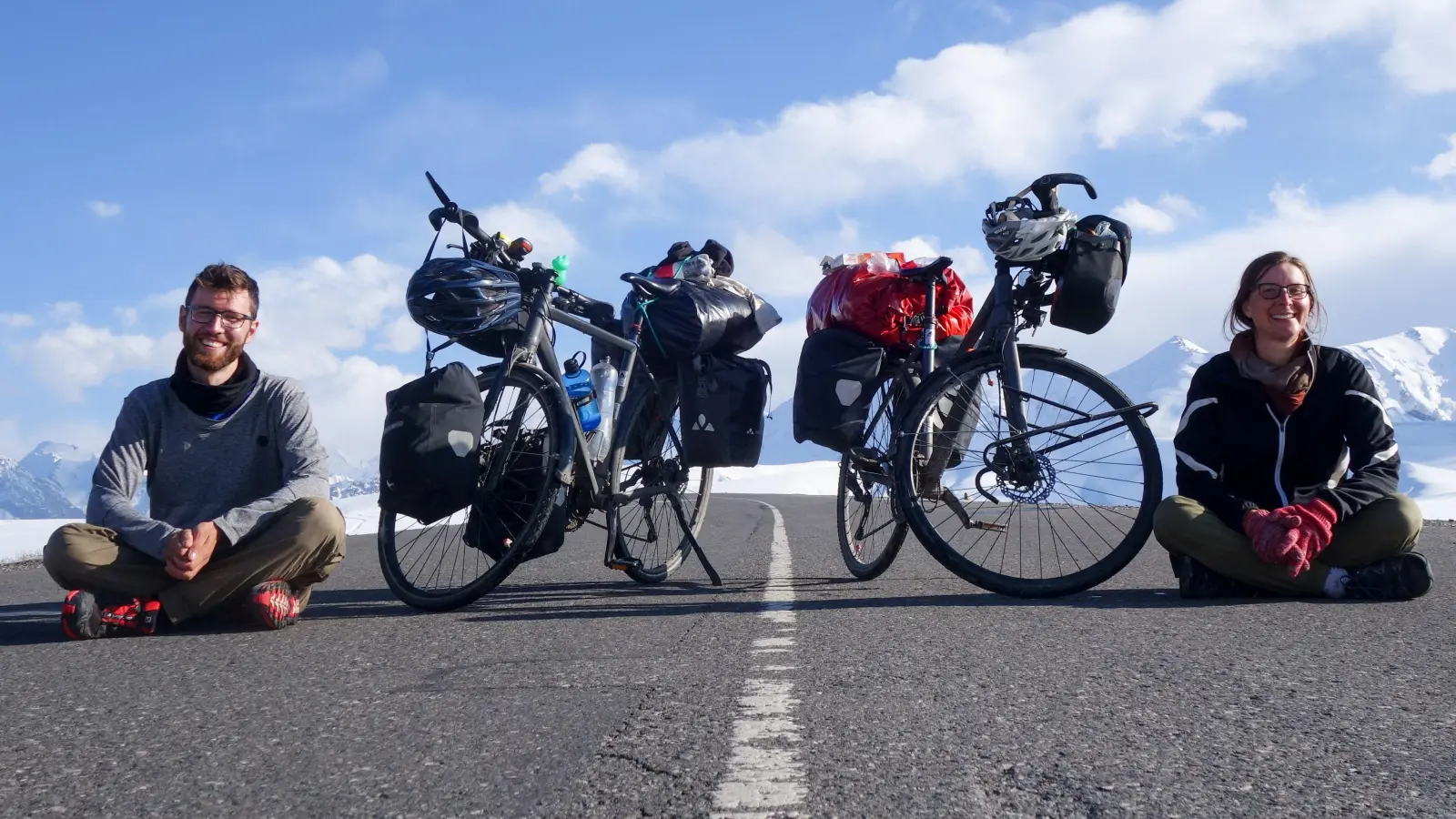 Jonas und Sina Miederer radelten von Markt Erlbach bis Singapur. Das Erlebte wirkt bis heute nach. Das Foto wurde von den Beiden mit dem Selbstauslöser in Kirgisistan vor dem Pamir-Gebirge aufgenommen.