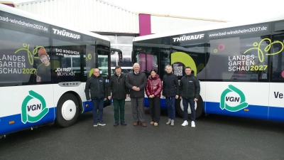 Über die zwei neuen LGS-Busse freuen sich (von links): Rudolf Schmidt, Jürgen Heckel, Reinhard Streng, Nicole Schmidt, Birgit Grübler und René Schmidt. (Foto: Helmut Meixner)