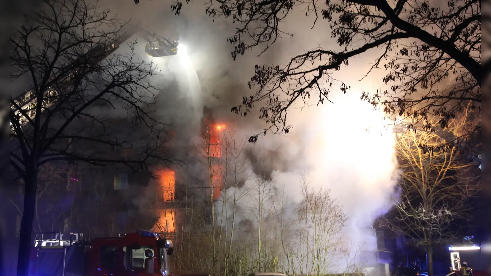 Die Flammen lassen das Innere des Hauses orange leuchten. (Foto: Alexander Biernoth)