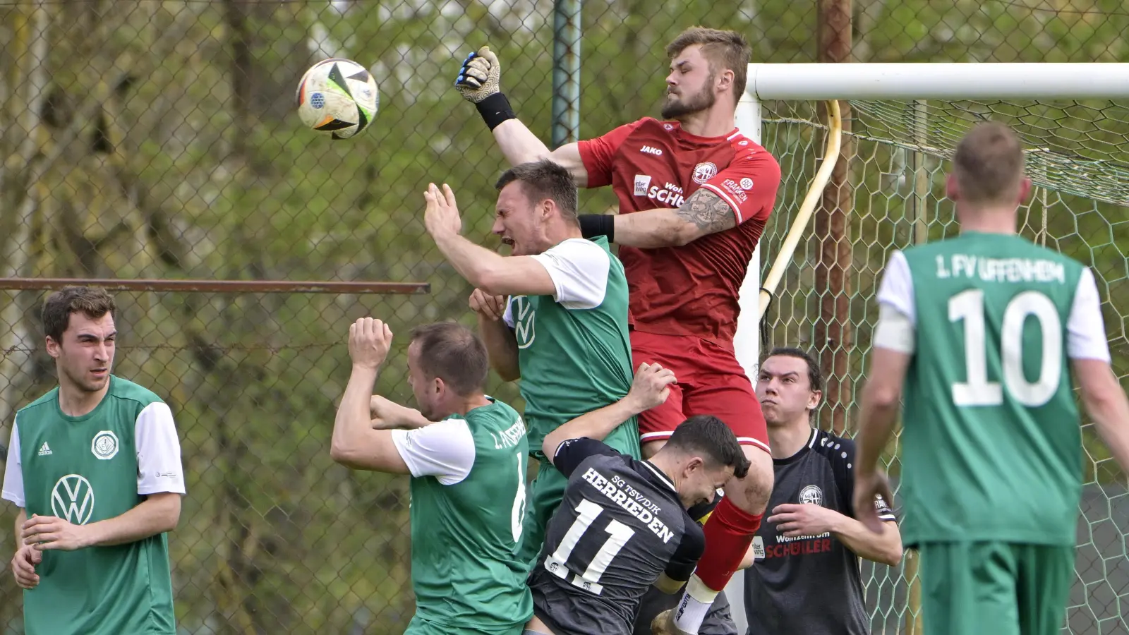 Hier ging es hoch her vor dem Tor von Herriedens Keeper Nico Brinschwitz (in Rot). In den grünen Trikots von links die Uffenheimer Sebastian Zeller, Rainer Gundel, Tobias Kreischer und Uwe Bößendörfer, in den schwarzen Trikots Jonas Schröder und Marcel Skurka von der SG Herrieden. (Foto: Martin Rügner)