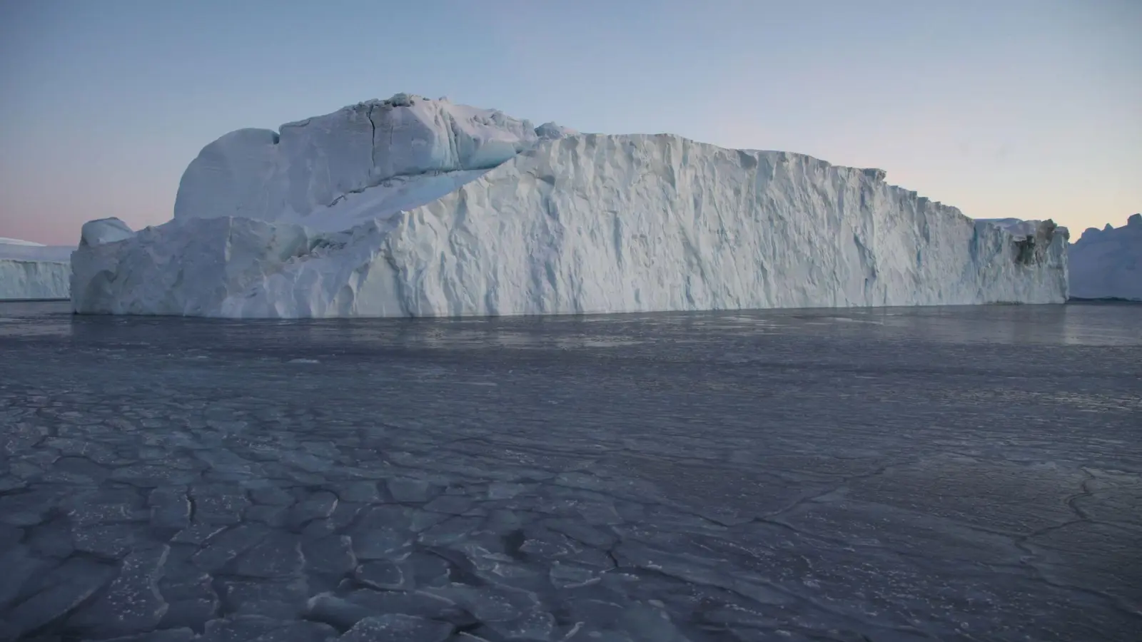 Ein Eisberg treibt im Ilulissat-Eisfjord. (Foto: Steffen Trumpf/dpa)