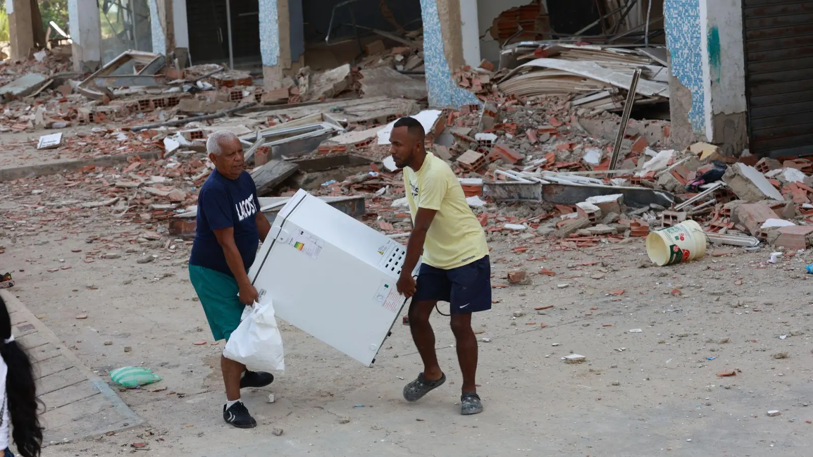 Überlebende fragen sich, wie es nach dem Verlust ihres Zuhauses weitergehen soll.  (Foto: Stringer/dpa)