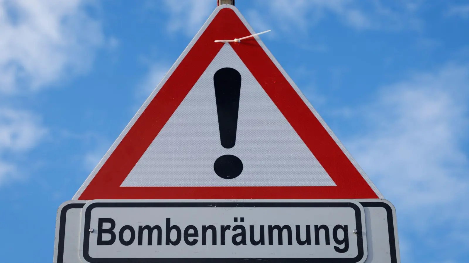 Was Autofahrerinnen und -fahrer zum Blindgänger-Fund in Neu-Ulm wissen müssen. (Symbolbild) (Foto: Friso Gentsch/dpa)
