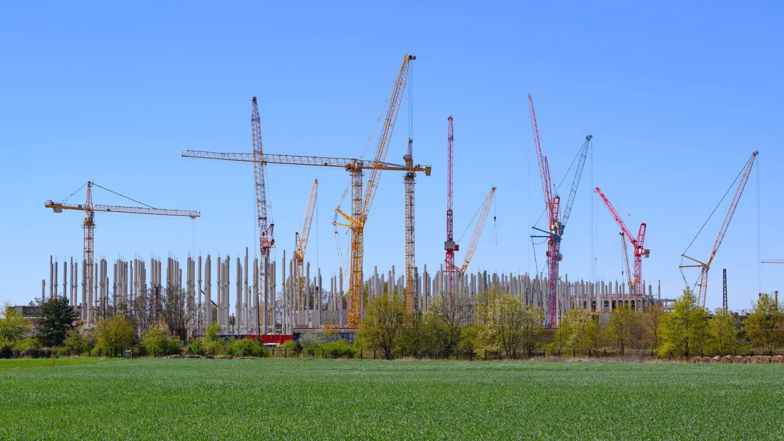 Trotz der Kritik am hohen Strombedarf befürwortet die Mehrheit der Menschen in Deutschland den Bau neuer Rechenzentren.  (Foto: Patrick Pleul/dpa)