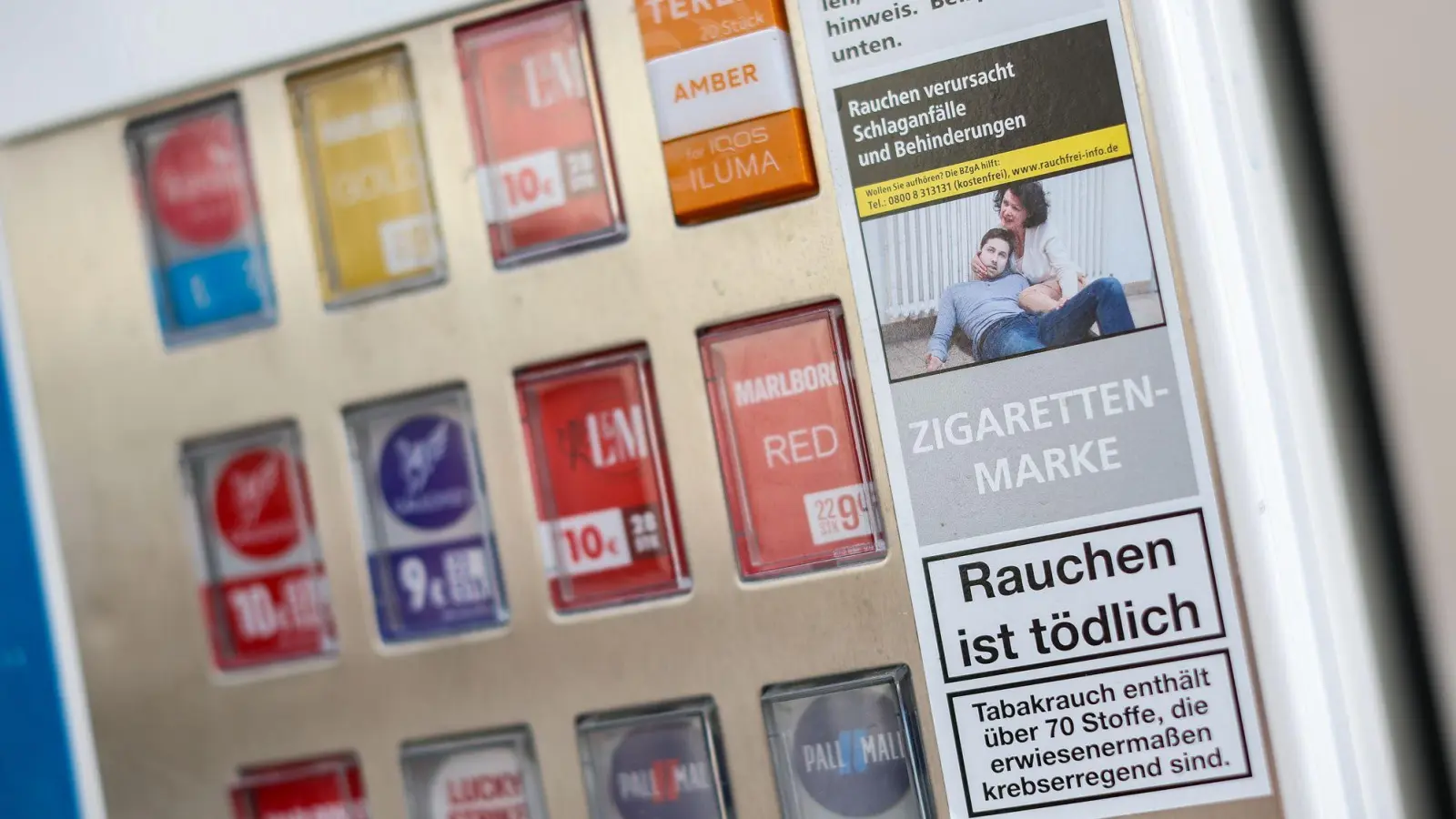 Die Männer sollen mit dem Radlader zwei Zigarettenautomaten aus ihrer Verankerung gerissen haben. (Symbolbild) (Foto: Jan Woitas/dpa)