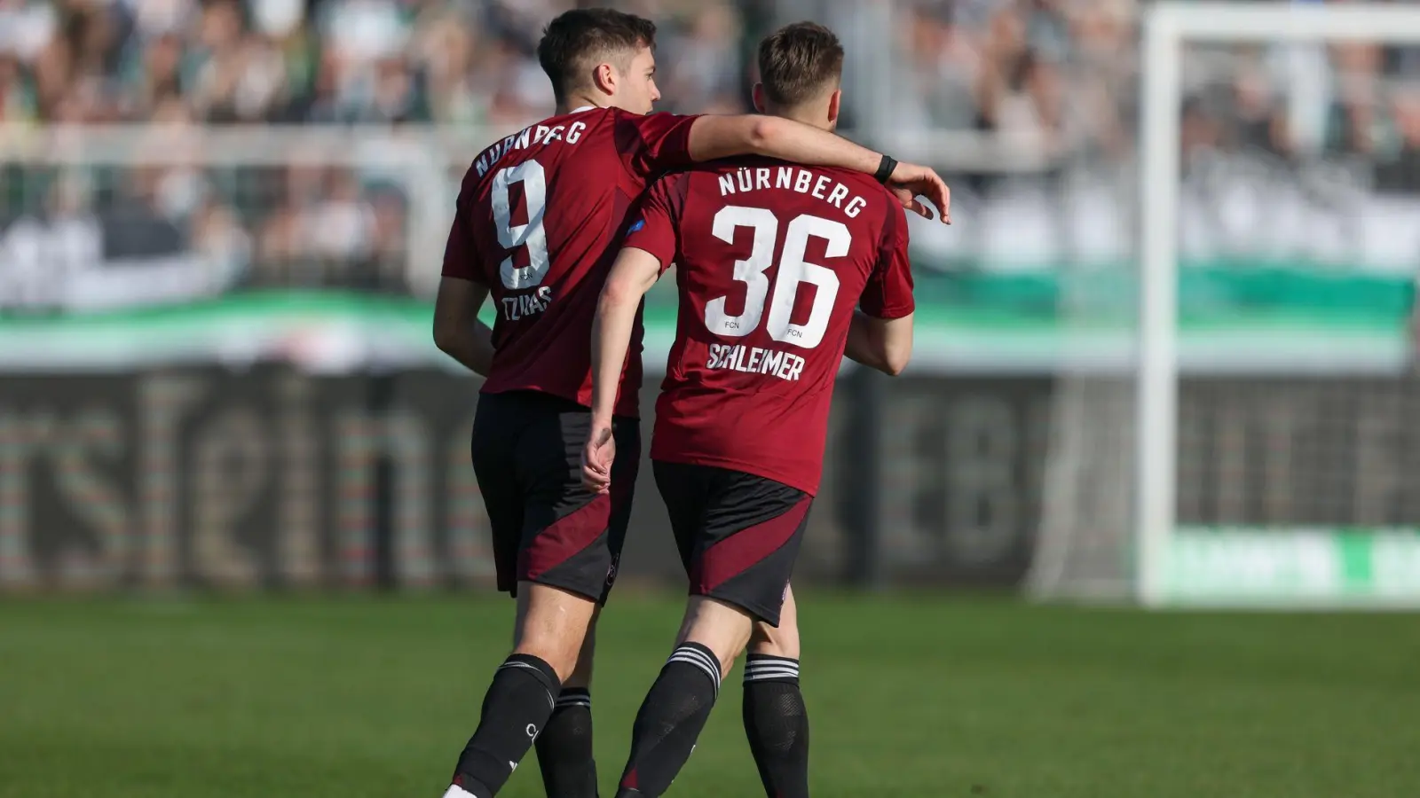 Stefanos Tzimas (l) und Lukas Schleimer (r) sorgen beim 1. FC Nürnberg für Erleichterung. (Foto: Friso Gentsch/dpa)