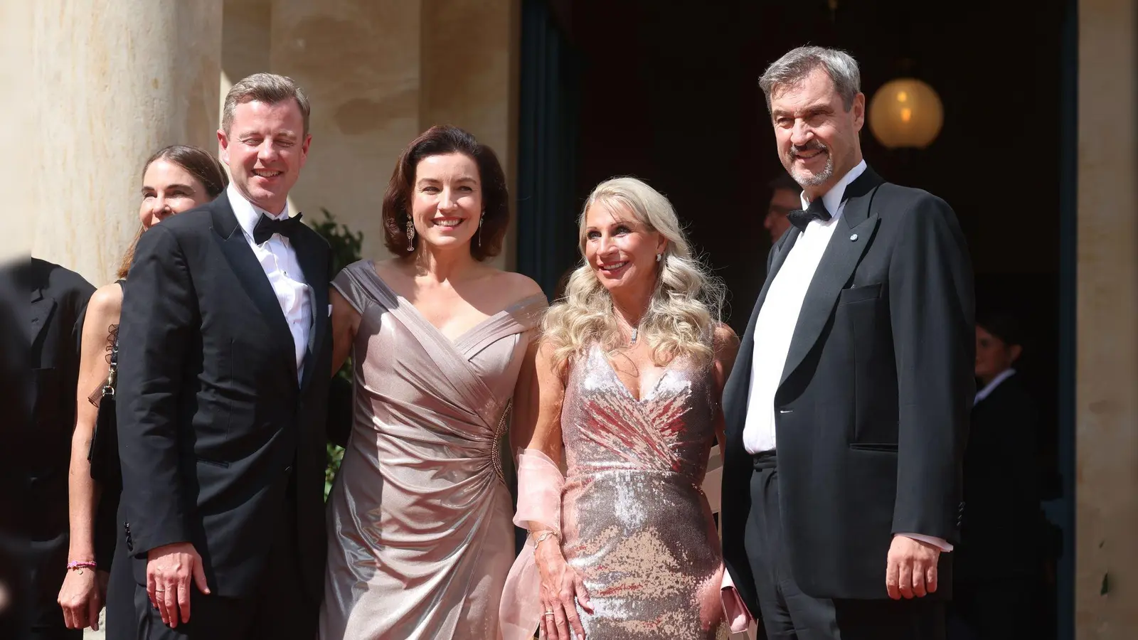 Es funkelte zum Start der Bayreuther Festspiele 2025: Forschungsministerin Dorothee Bär (2.v.l) und Karin Baumüller-Söder (2.v.r) in Abendkleidern, ihre Ehemänner Oliver Bär (l.) und Markus Söder (r.) im Smoking. (Archivbild) (Foto: Karl-Josef Hildenbrand/dpa)