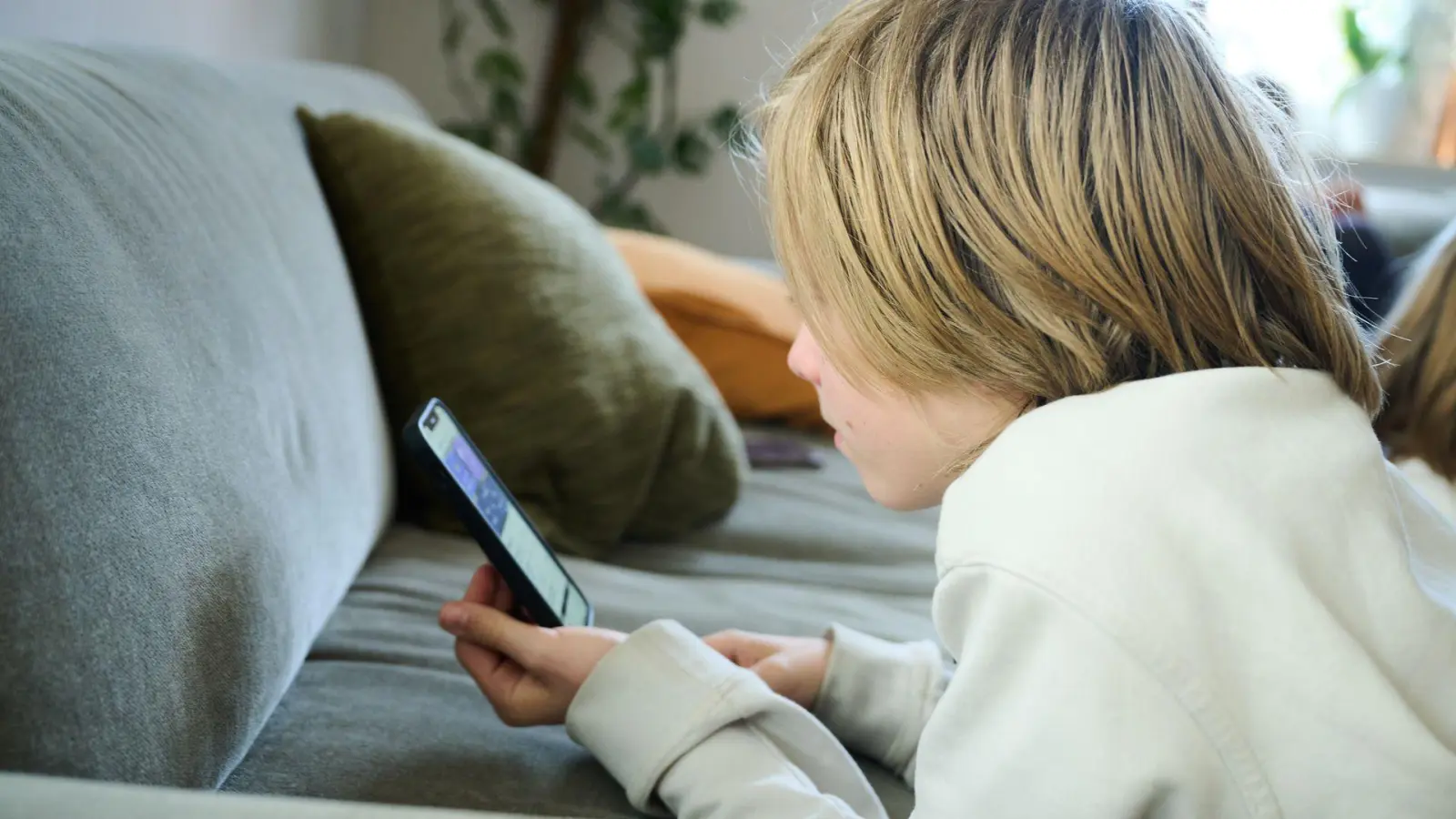 Erklärtes Ziel des Verbots: Kinder und Jugendliche sollen mehr Zeit mit Freunden verbringen. (Symbolbild) (Foto: Annette Riedl/dpa)