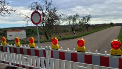 Die Straße entlang des Schotterwerks ist vor rund vier Wochen gesperrt worden. Die Standsicherheit ist nicht geklärt. Ob und – falls ja – wann sie wieder freigegeben werden kann, ist offen. (Foto: Nina Daebel)