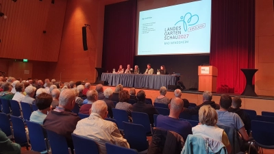 Standen dem Publikum Rede und Antwort und stellten das Logo der Landesgartenschau vor (von links): Kämmerin Melanie Greifenstein, Robert Sitzmann, Birgit Grübler, Jürgen Heckel und Claudia Lenz. (Foto: Anna Franck)