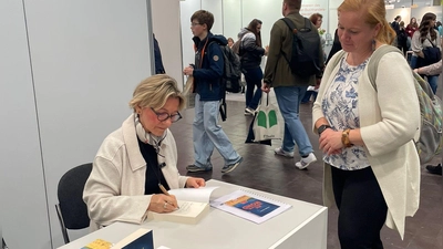 Die Autorin Dr. Susanne Schulz signierte auf der Leipziger Buchmesse ihren Franken-Krimi.  (Foto: Natalie Pöttinger)