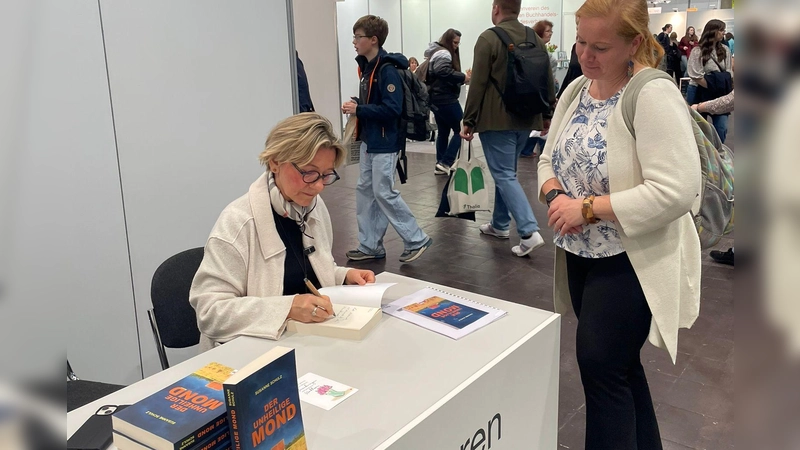 Die Autorin Dr. Susanne Schulz signierte auf der Leipziger Buchmesse ihren Franken-Krimi.  (Foto: Natalie Pöttinger)