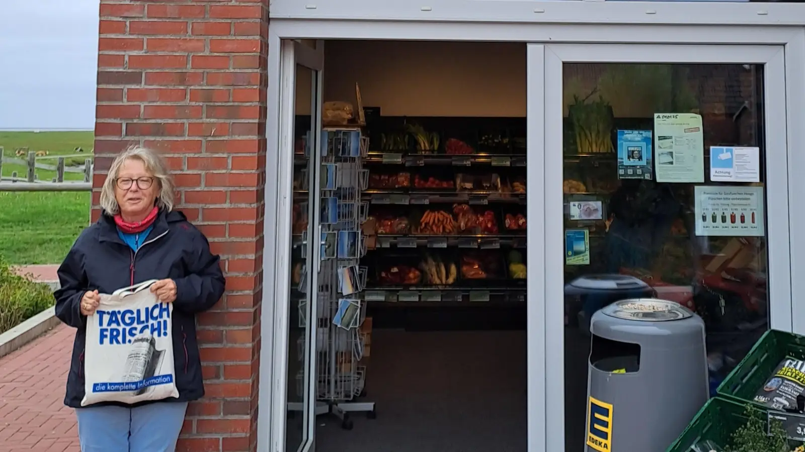 Mit der FLZ unterwegs: Zum Einkaufen auf Hallig Hooge war Anita Doßler aus Elpersdorf mit der FLZ-Tragetasche unterwegs. Sie hat ihren Urlaub auf dieser Nordseeinsel verbracht. (Foto: Anita Doßler)