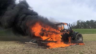 Ein brennender Traktor hielt bei Altershausen im Landkreis Neustadt/Aisch-Bad Windsheim die Feuerwehr auf Trab. (Foto: Kreisfeuerwehrverband Neustadt/Aisch-Bad Windsheim)