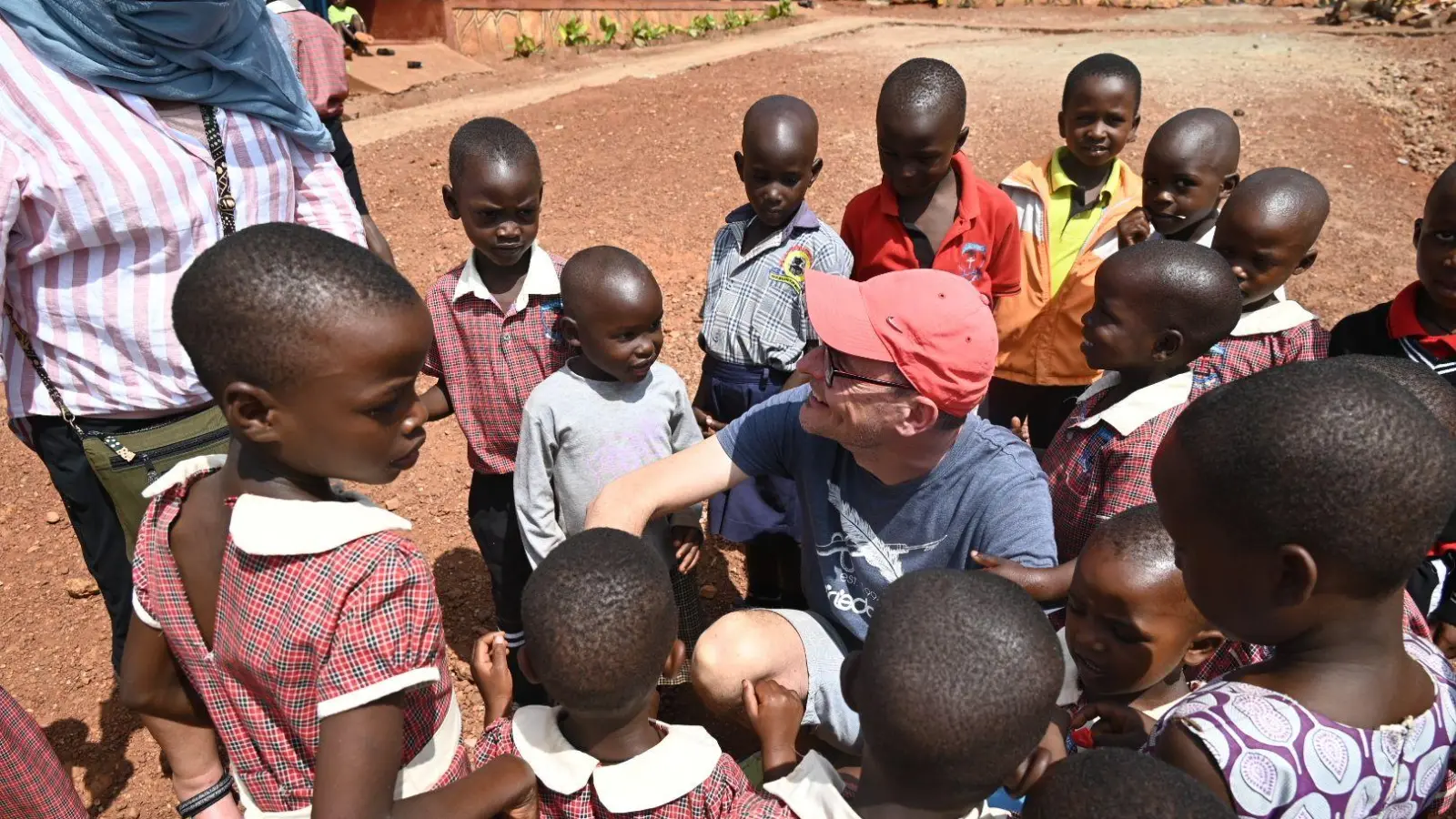 Immer dicht umringt sind die „Mzungu”, wie Weiße in Uganda genannt werden - hier Kampala-Kids-Vizevorsitzender Michael Lechner. (Foto: Wolfgang Grebenhof)