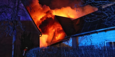 Aus dem Dachstuhl schlugen die Flammen. Mit einem Großaufgebot war die Feuerwehr in Neunkirchen im Einsatz. (Foto: Tizian Gerbing)