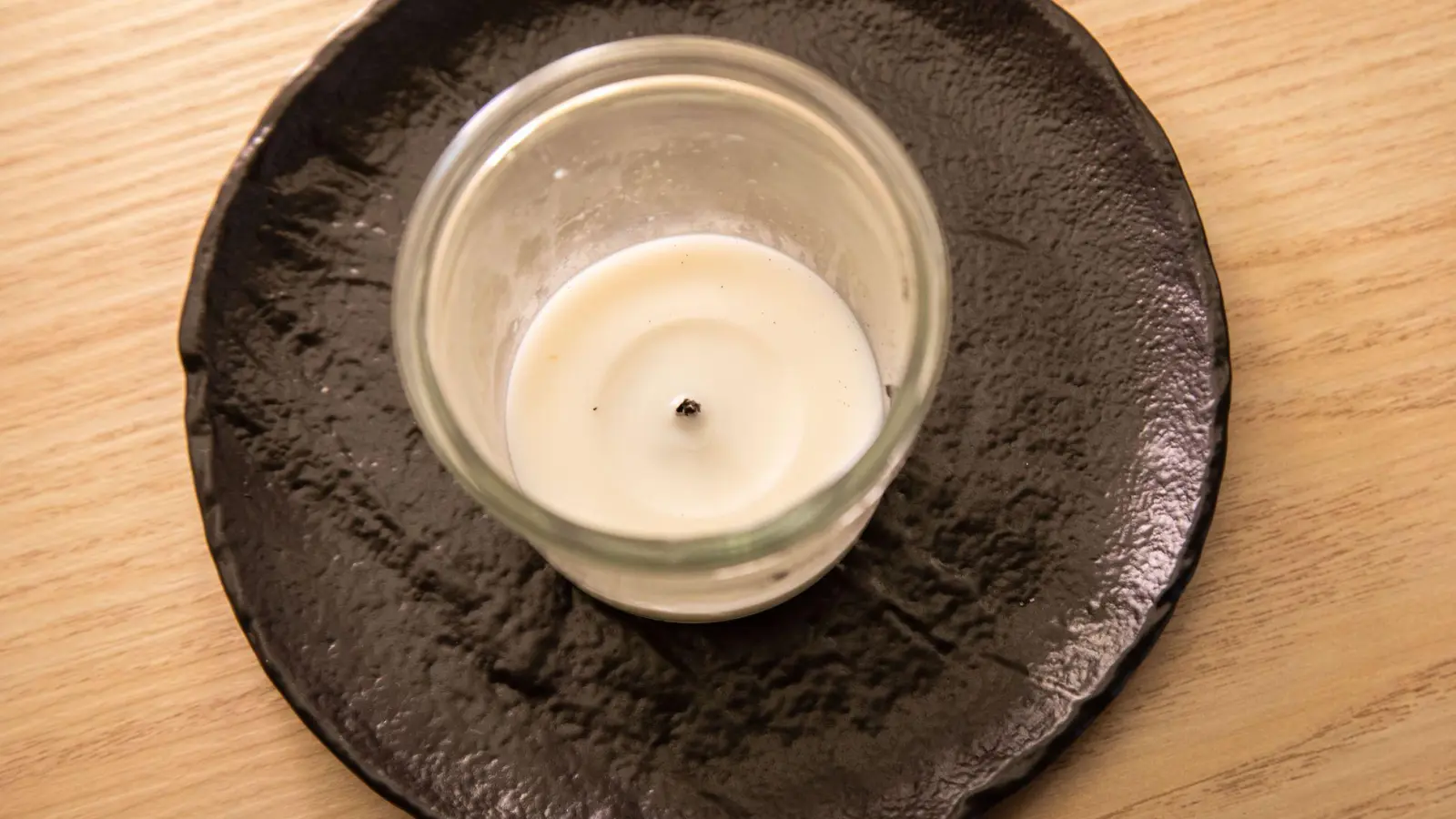 Abgebrannt: Wie bekommt man das restliche Kerzenwachs aus dem Glas? (Foto: Christin Klose/dpa-tmn)