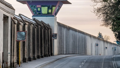 Immer häufiger melden Gefängnisse Drohnen, die über das Anstaltsgelände fliegen. (Symbolbild) (Foto: Armin Weigel/dpa)